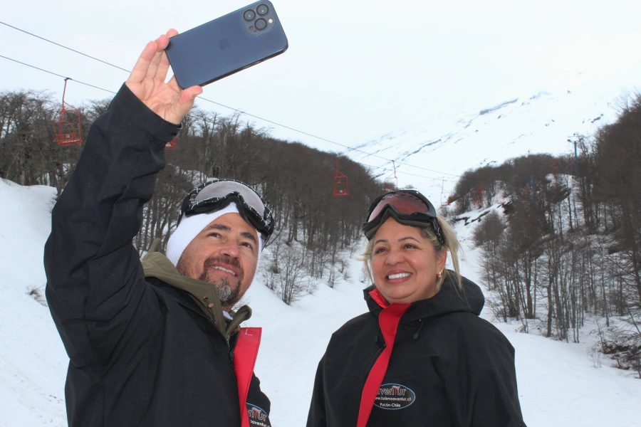“Turistas disfrutando la experiencia en el Tour Base del Volcán Villarrica y Silla Panorámica.”