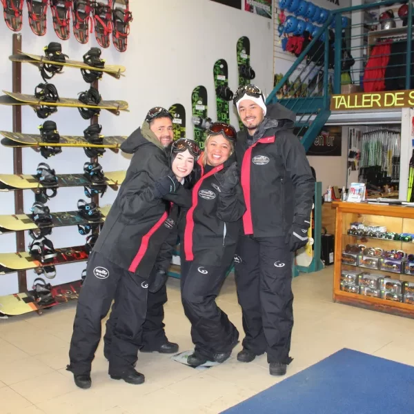 “Padres e hijos equipándose antes del Tour Base del Volcán Villarrica y Silla Panorámica.”