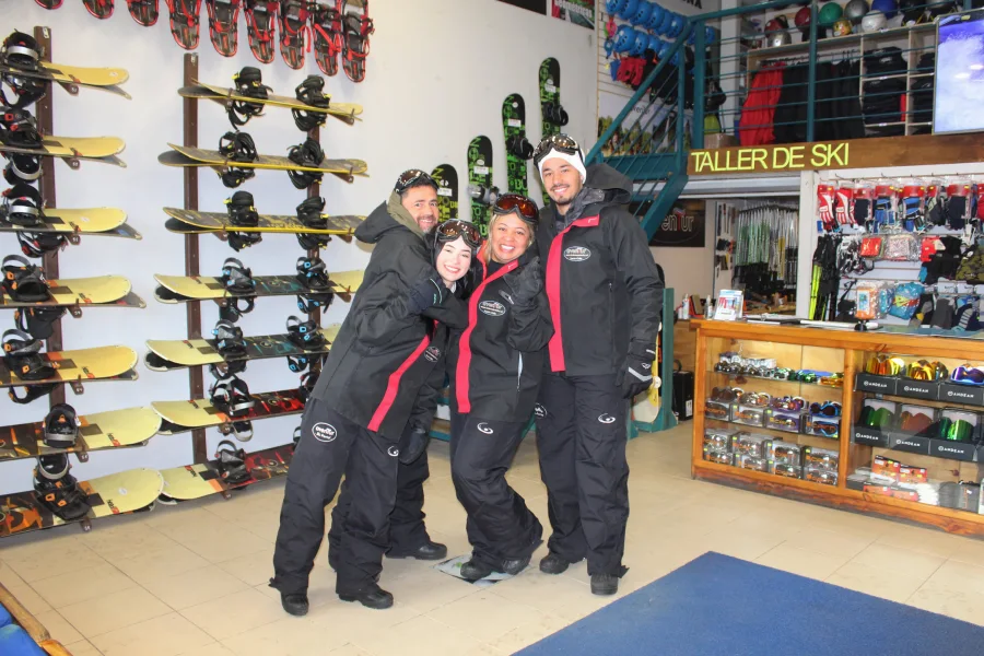 “Padres e hijos equipándose antes del Tour Base del Volcán Villarrica y Silla Panorámica.”