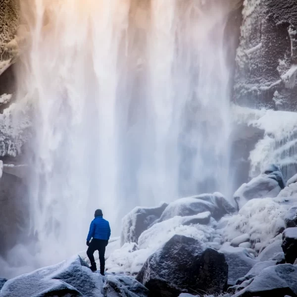 “Cascada en paisaje nevado durante el Tour Invernal a los Saltos.”