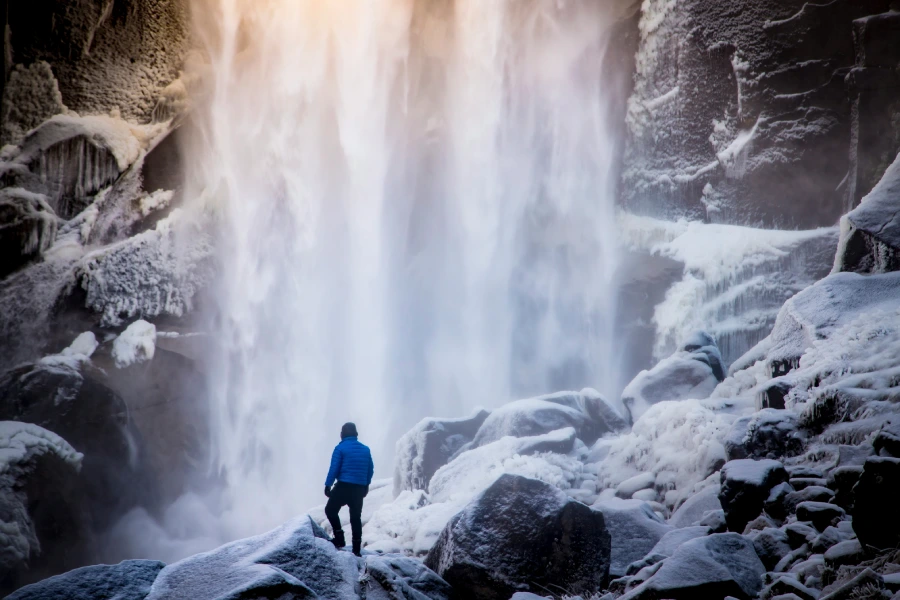 “Cascada en paisaje nevado durante el Tour Invernal a los Saltos.”