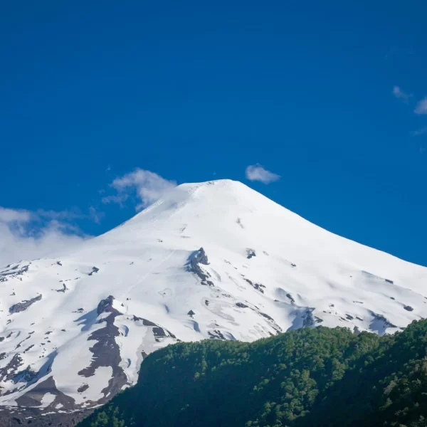 “Volcán Villarrica visible durante el recorrido del Tour Invernal a los Saltos.”