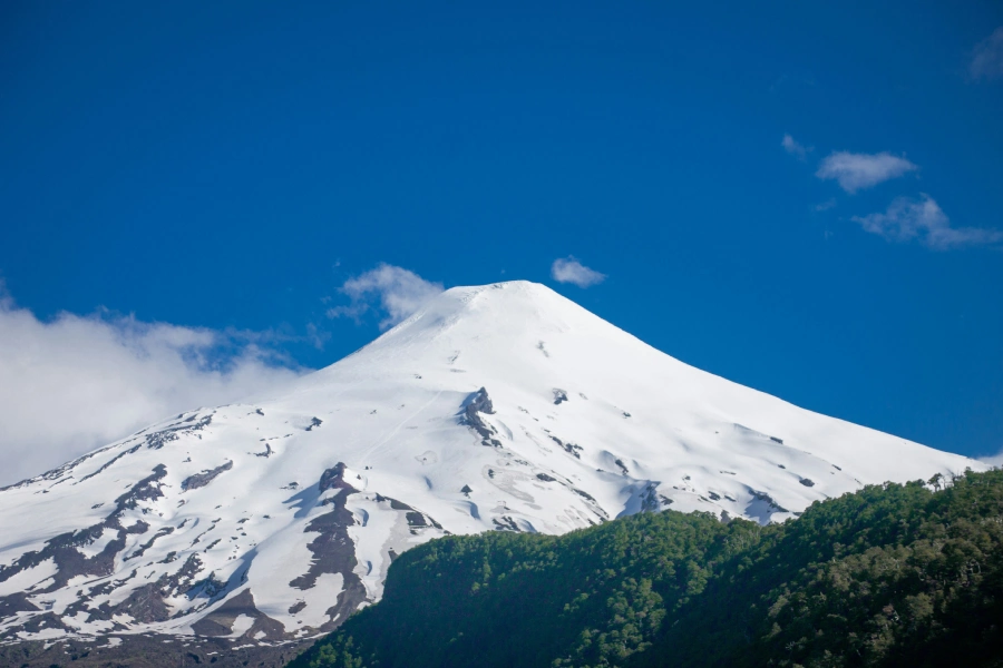 “Volcán Villarrica visible durante el recorrido del Tour Invernal a los Saltos.”