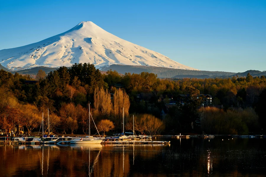 “Paisaje invernal con el volcán Villarrica en el Tour Invernal por la Zona y Termas.”