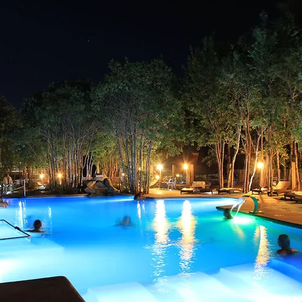 “Relajación en aguas termales durante el Tour Invernal por la Zona y Termas.”