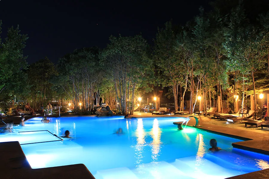 “Relajación en aguas termales durante el Tour Invernal por la Zona y Termas.”