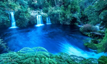 “Agua cristalina en las Cascadas Ojos del Caburgua durante el Tour por la Zona y Termas.”
