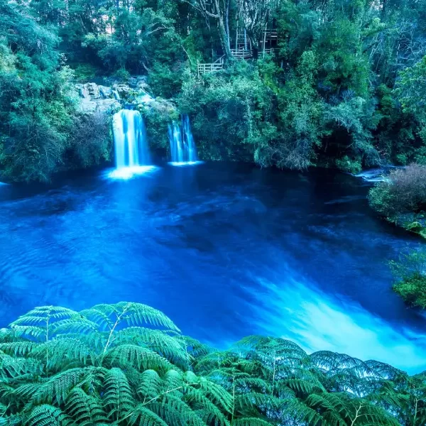 “Agua cristalina en las Cascadas Ojos del Caburgua durante el Tour Invernal por la Zona y Termas.”