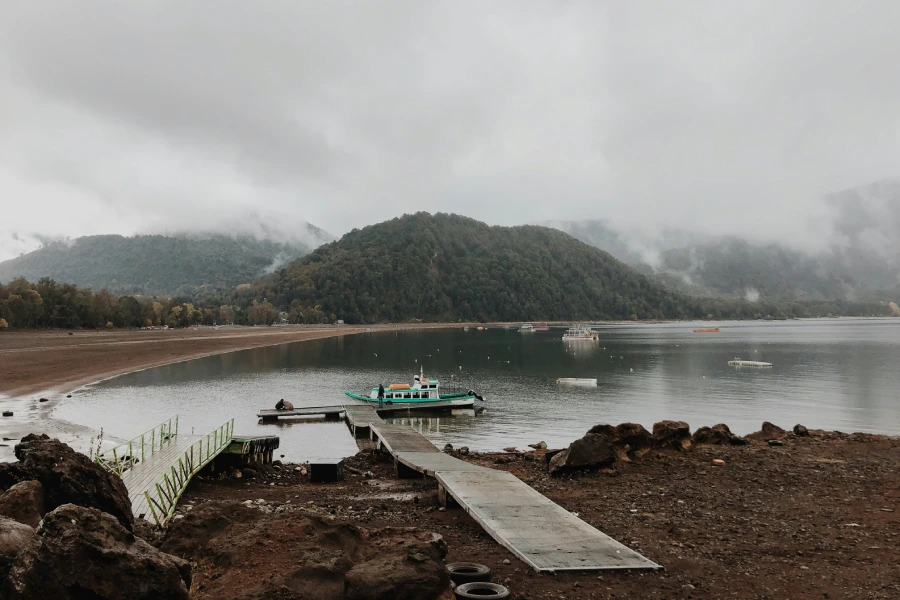 “Escenario invernal del Lago Caburgua en el Tour Invernal por la Zona y Termas.”