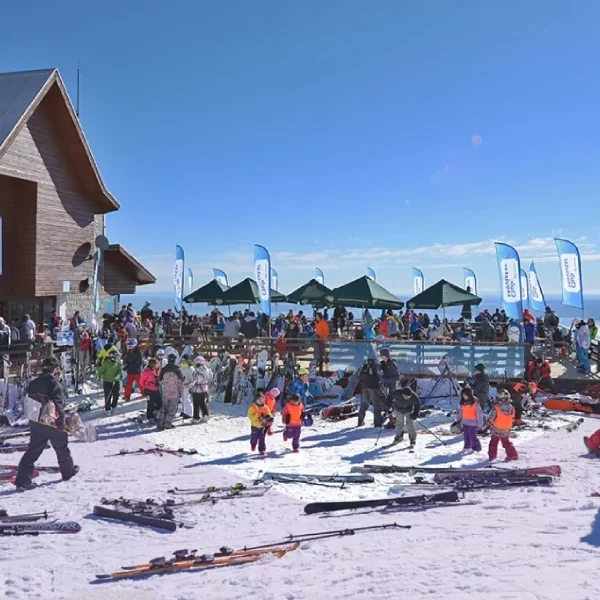 “Turistas en el Centro de Ski Pillán tras el Transporte al Centro de Ski Pillán.”