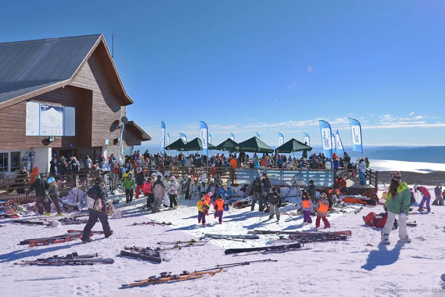 “Turistas en el Centro de Ski Pillán tras el Transporte al Centro de Ski Pillán.”