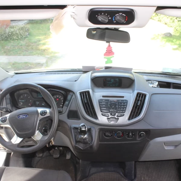 “Interior cómodo del vehículo en el Transporte al Centro de Ski Pillán.”