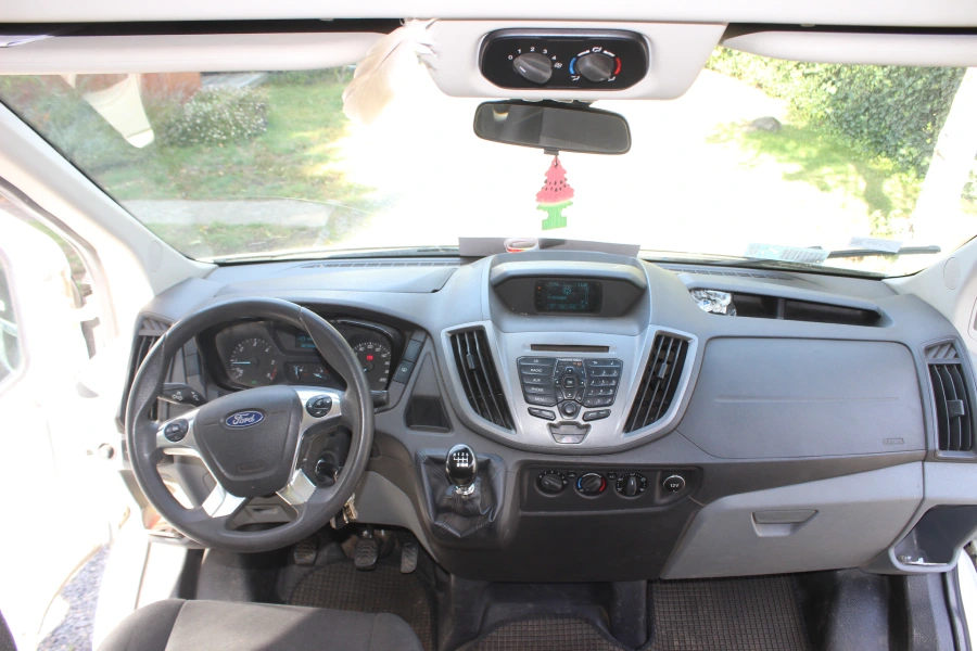 “Interior cómodo del vehículo en el Transporte al Centro de Ski Pillán.”