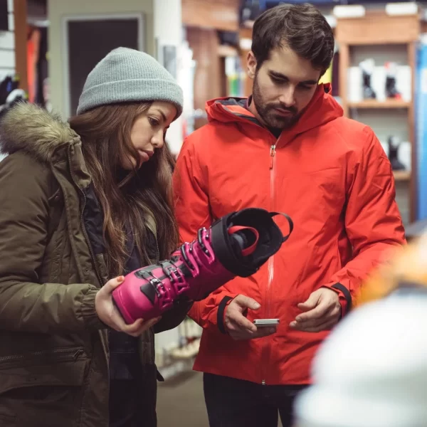 “Chequeo de botas de ski en el Taller de Ski y Snowboard.”