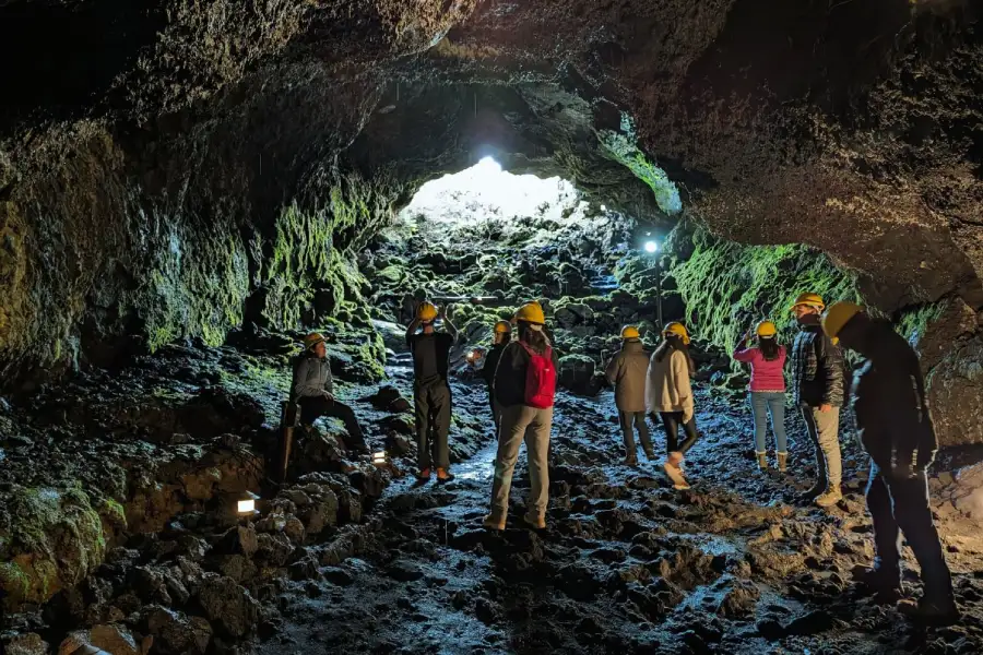 “Interior de cueva volcánica visitada en el Tour Invernal a las Cuevas Volcánicas.”