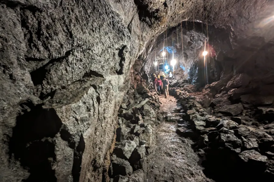 “Aventura bajo tierra durante el Tour Invernal a las Cuevas Volcánicas.”