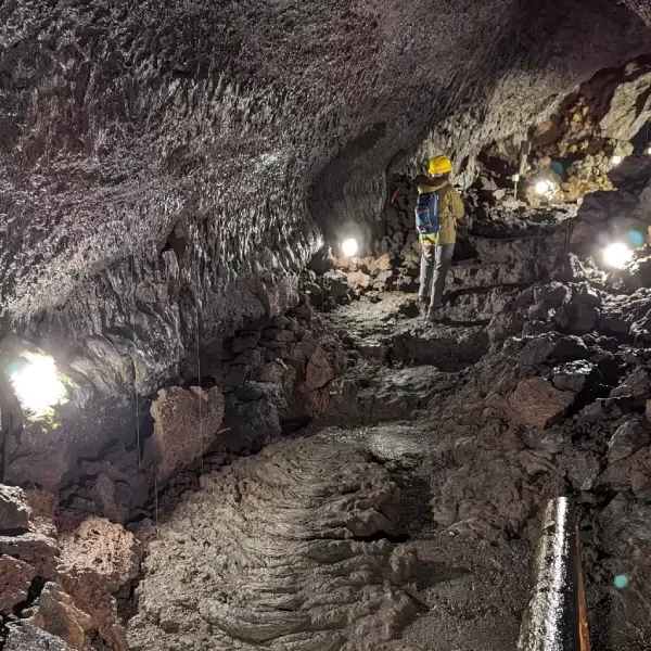 “Exploración de túneles de lava en el Tour Invernal a las Cuevas Volcánicas.”