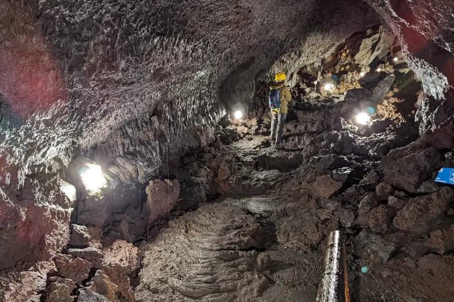 “Exploración de túneles de lava en el Tour Invernal a las Cuevas Volcánicas.”
