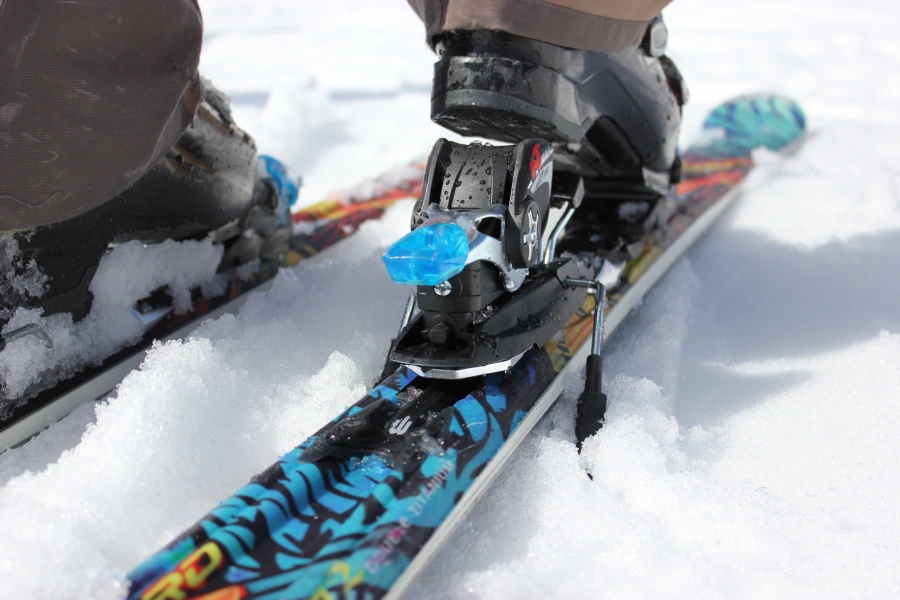 “Clientes preparados para skiar con Alquiler de Ski y Snowboard.”