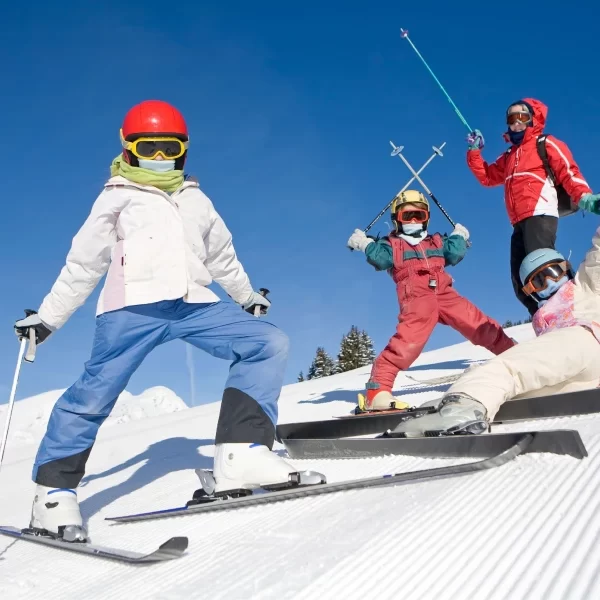 “Día en familia en la nieve con Alquiler de Ski y Snowboard.”