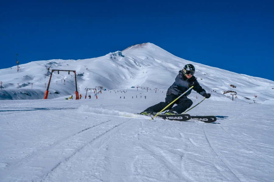 “Equipos disponibles en alquiler de ski y snowboard en Pucón.”