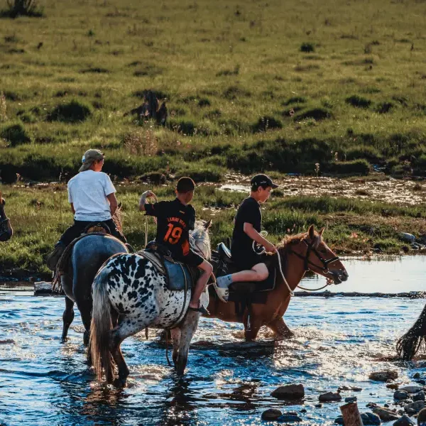 “Turistas disfrutando cabalgatas Fundo El Nogal.”