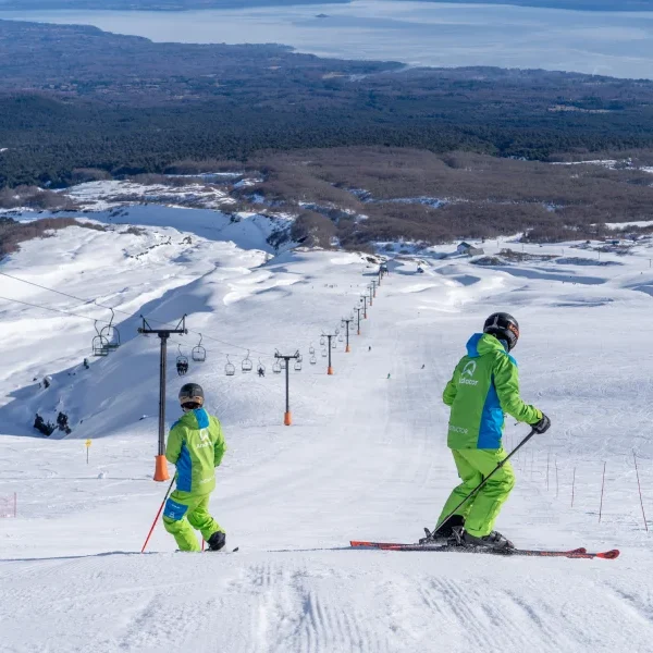 “Práctica en pista durante clases privadas de ski o snowboard.”