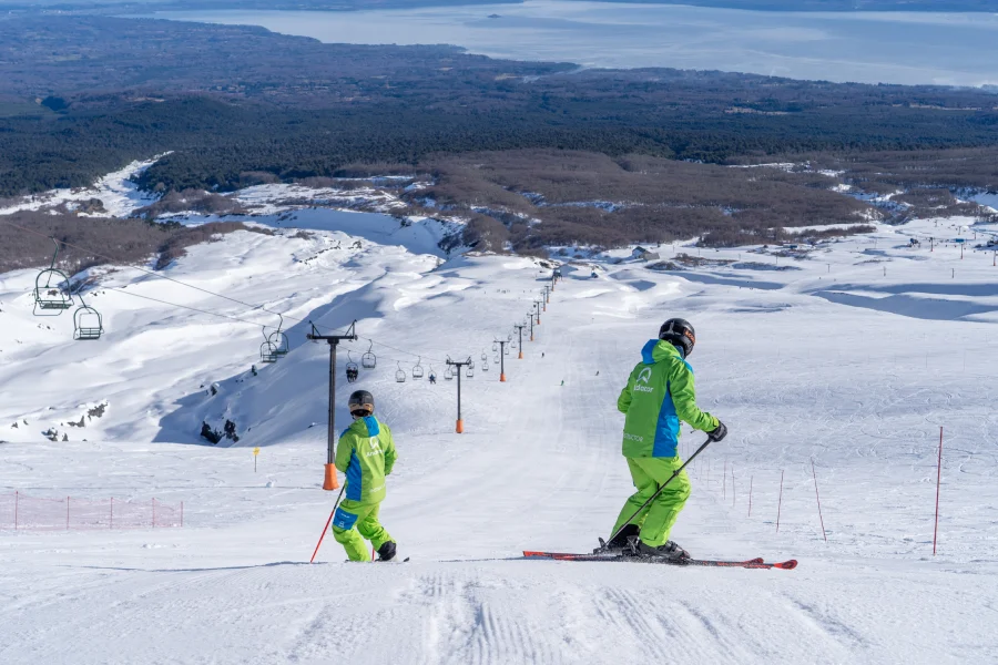 “Práctica en pista durante clases privadas de ski o snowboard.”