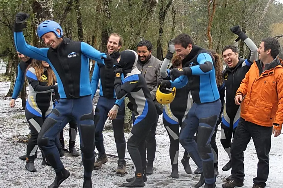 “Grupo realizando rafting invernal con nieve en Pucón.”