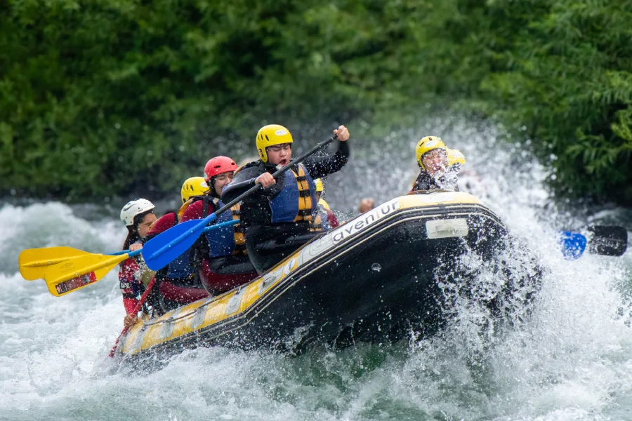 “Aventura de rafting invernal en ríos del sur de Chile.”