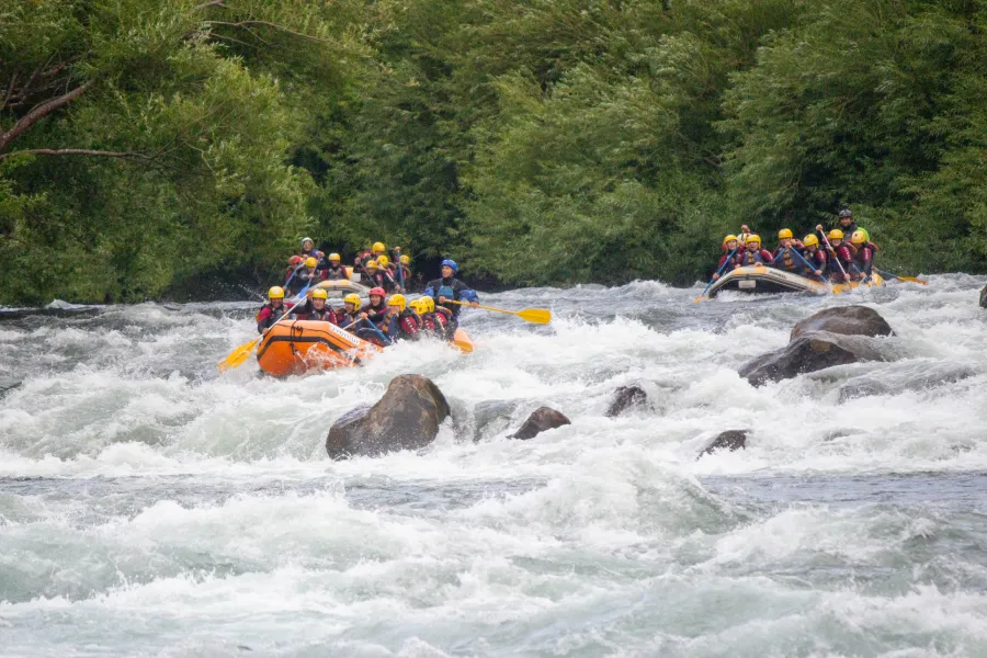 “Rafting invernal en entorno natural del sur de Chile.”