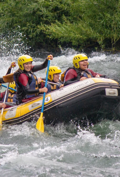 “Turistas navegando rápidos del río Trancura en rafting invernal.”
