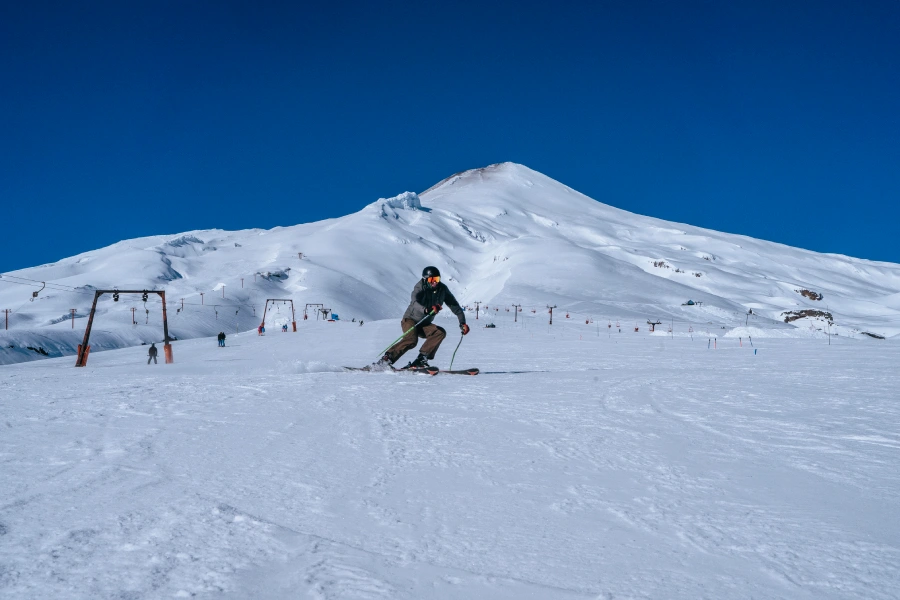 “Acceso a pistas con ticket diario centro de ski Pillán.”