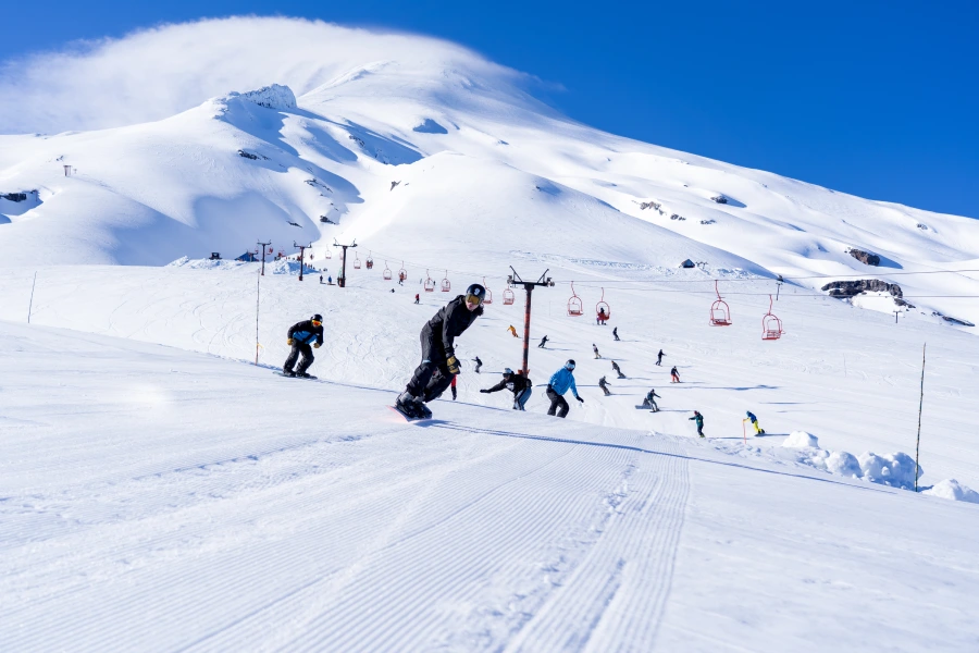 “Esquiadores participando en competencia con el ticket diario centro de ski Pillán.”
