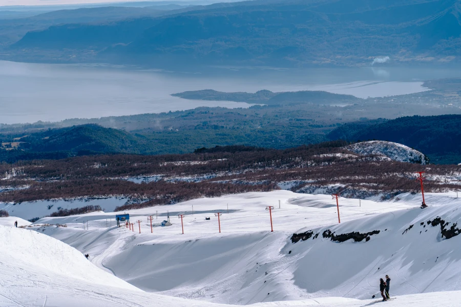 “Vista panorámica al lago con ticket diario centro de ski Pillán.”