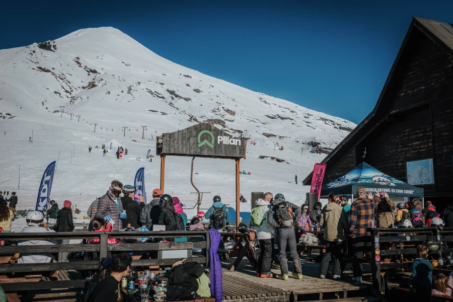 “Turismo invernal en Pucón con ticket diario centro de ski Pillán.”