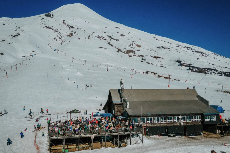 “Acceso a cafetería y pistas con el ticket diario centro de ski Pillán.”