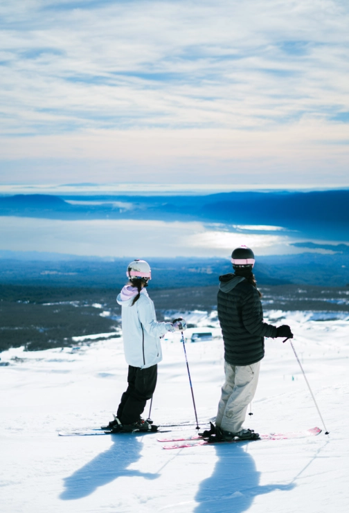 Vista hacia el lago con el ticket diario centro de ski Pillán.”