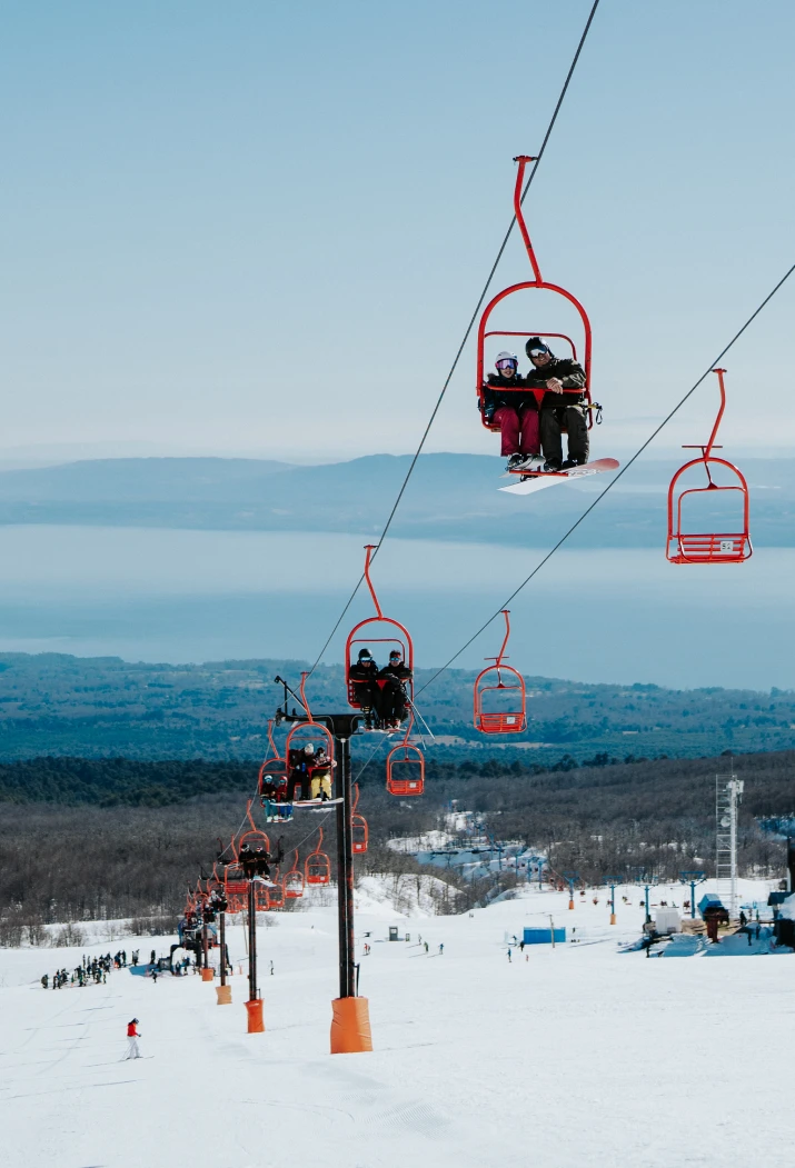 “Turistas disfrutando la nieve con ticket diario centro de ski Pillán.”