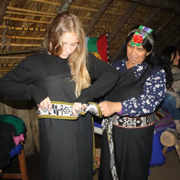 “Experiencia cultural con vestimenta tradicional en Tour Étnico mapuche.”