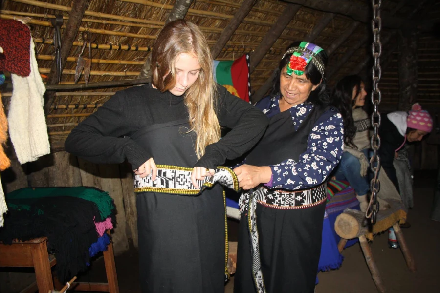 “Experiencia cultural con vestimenta tradicional en Tour Étnico mapuche.”