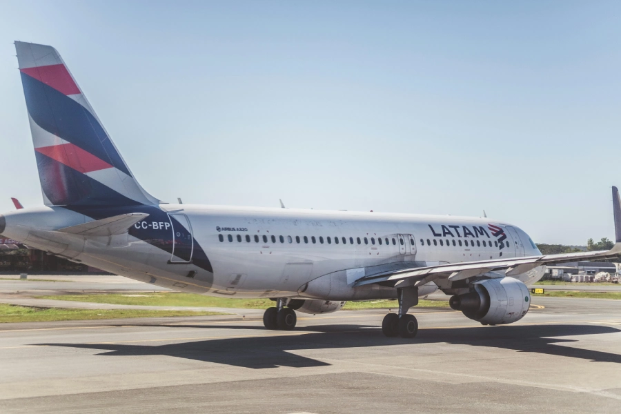 “Avión llegando para servicio de Transporte Privado al Aeropuerto.”