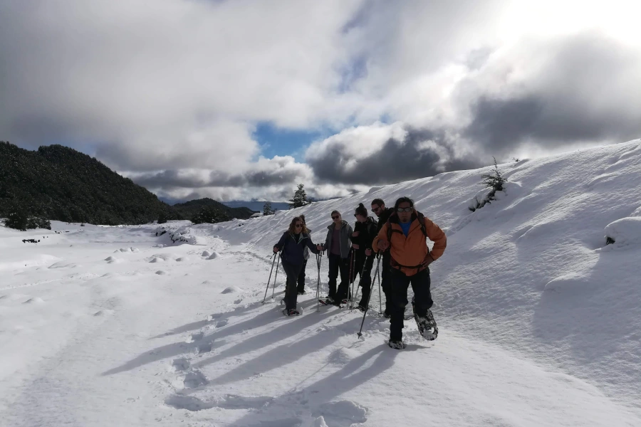 “Paisajes del volcán Villarrica en trekking con raquetas circuito cuevas volcánicas.”