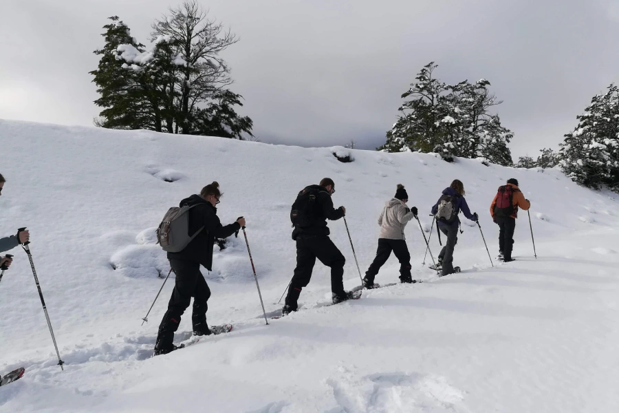 “Aventura en nieve en trekking con raquetas circuito cuevas volcánicas.”