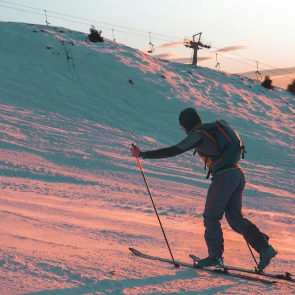 “Colores del atardecer sobre la nieve en Ski Randonnée en el Volcán Villarrica.”