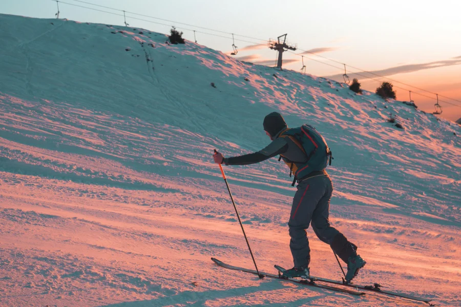 “Colores del atardecer sobre la nieve en Ski Randonnée en el Volcán Villarrica.”