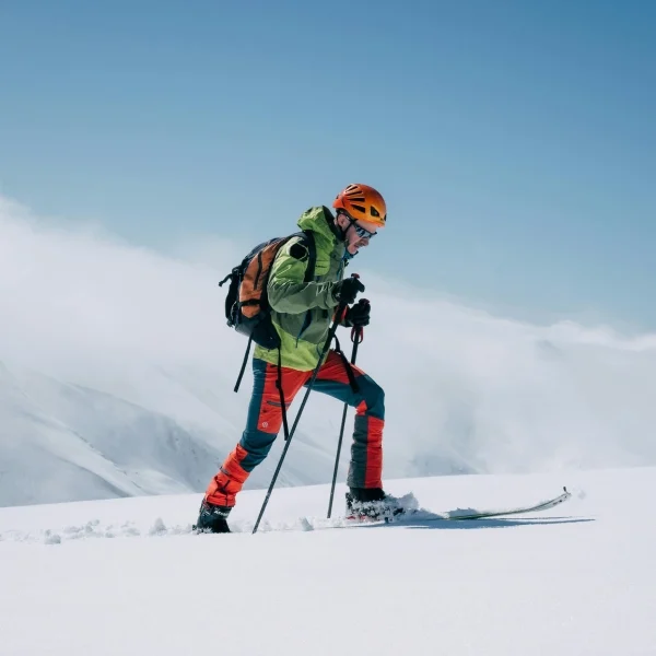 “Recorrido por la nieve en Ski Randonnée en el Volcán Villarrica.”