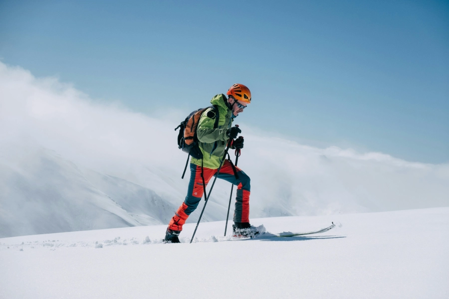 “Recorrido por la nieve en Ski Randonnée en el Volcán Villarrica.”