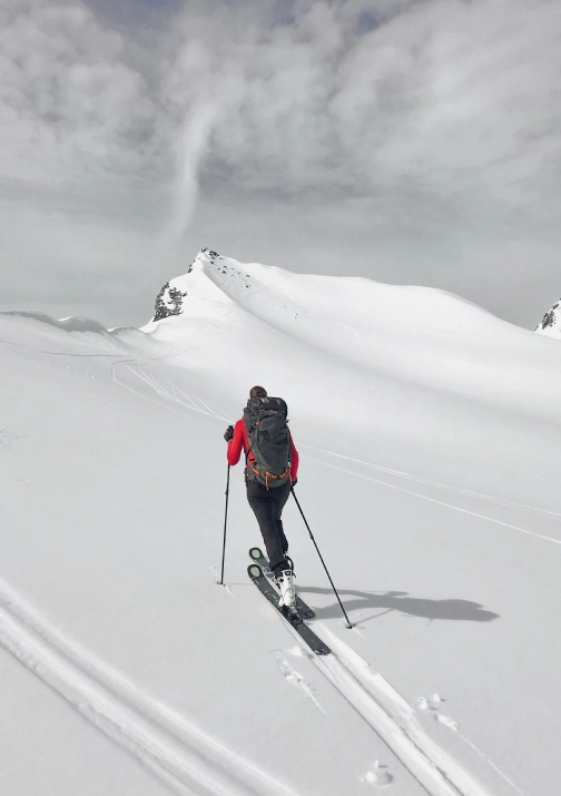 “Esquí de travesía en Ski Randonnée en el Volcán Villarrica con nieve virgen en Pucón.”