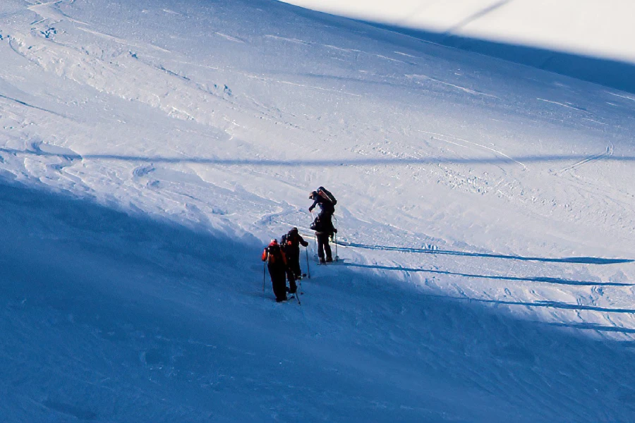 “Esquiadores realizando Ski Randonnée en el Volcán Villarrica.”